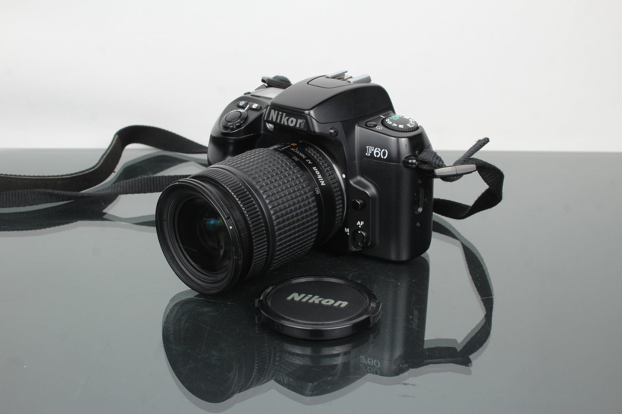 Nikon F60 + AF Nikkor 28-80mm 1:3.5-5.6 D objektiv