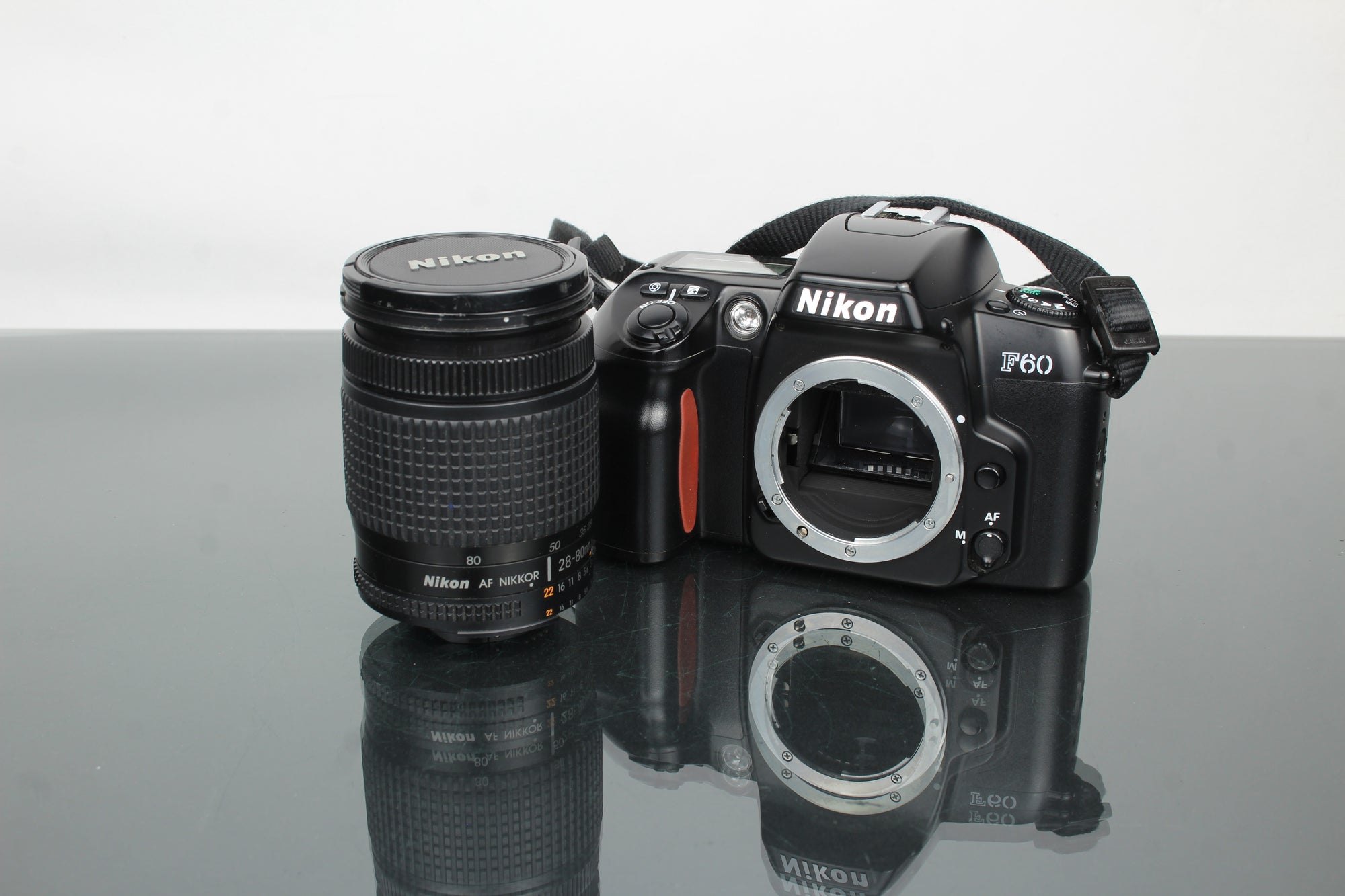 Nikon F60 + AF Nikkor 28-80mm 1:3.5-5.6 D objektiv