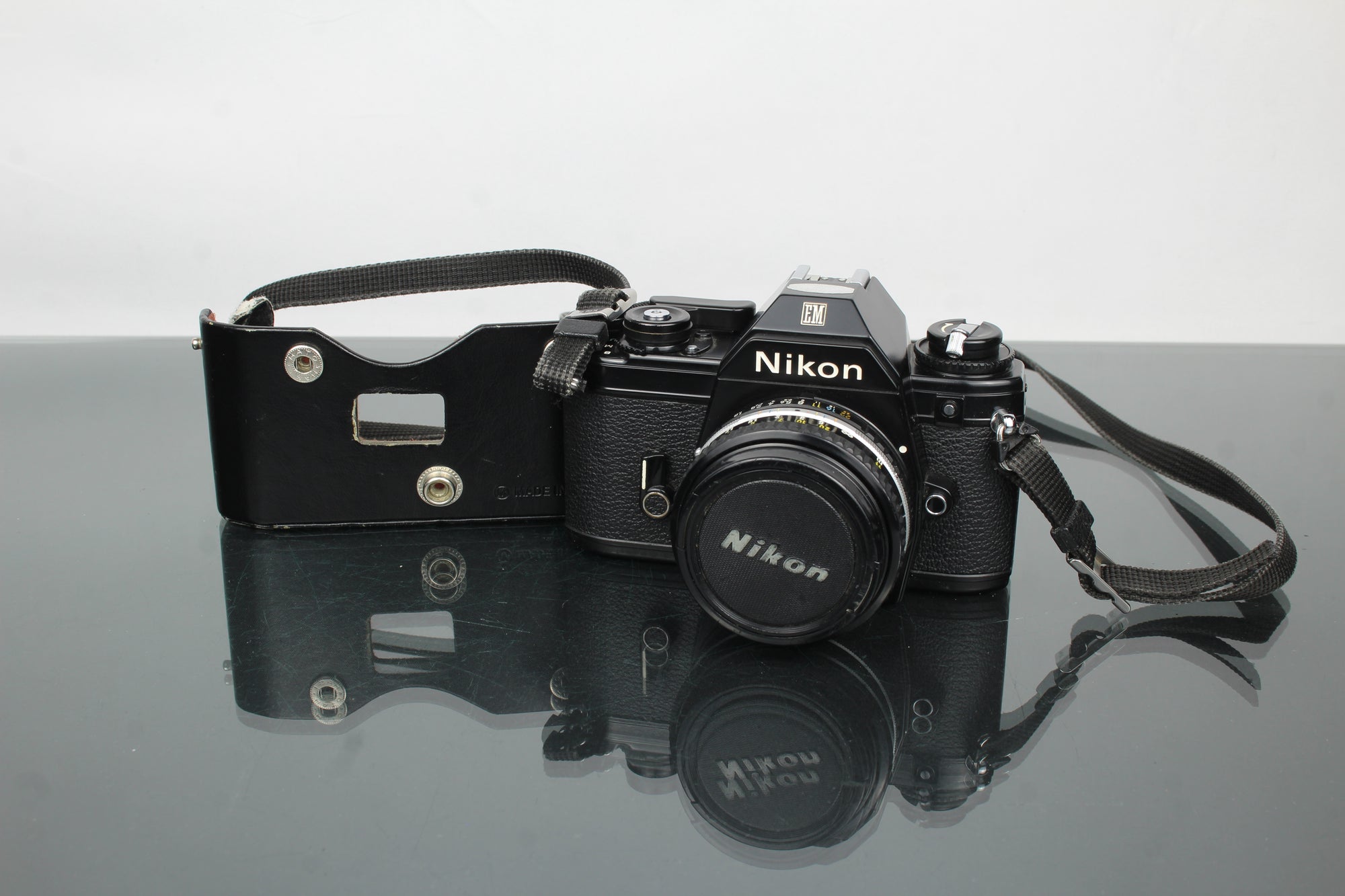 Nikon EM + 50mm 1:1.8 Series E objektiv