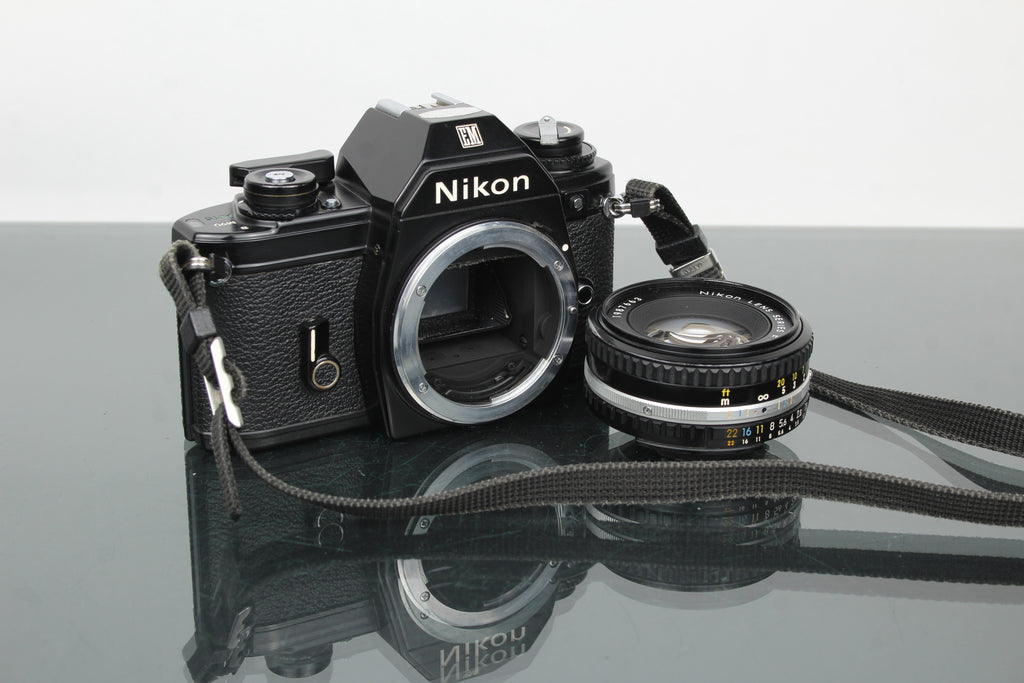 Nikon EM + 50mm 1:1.8 Series E objektiv