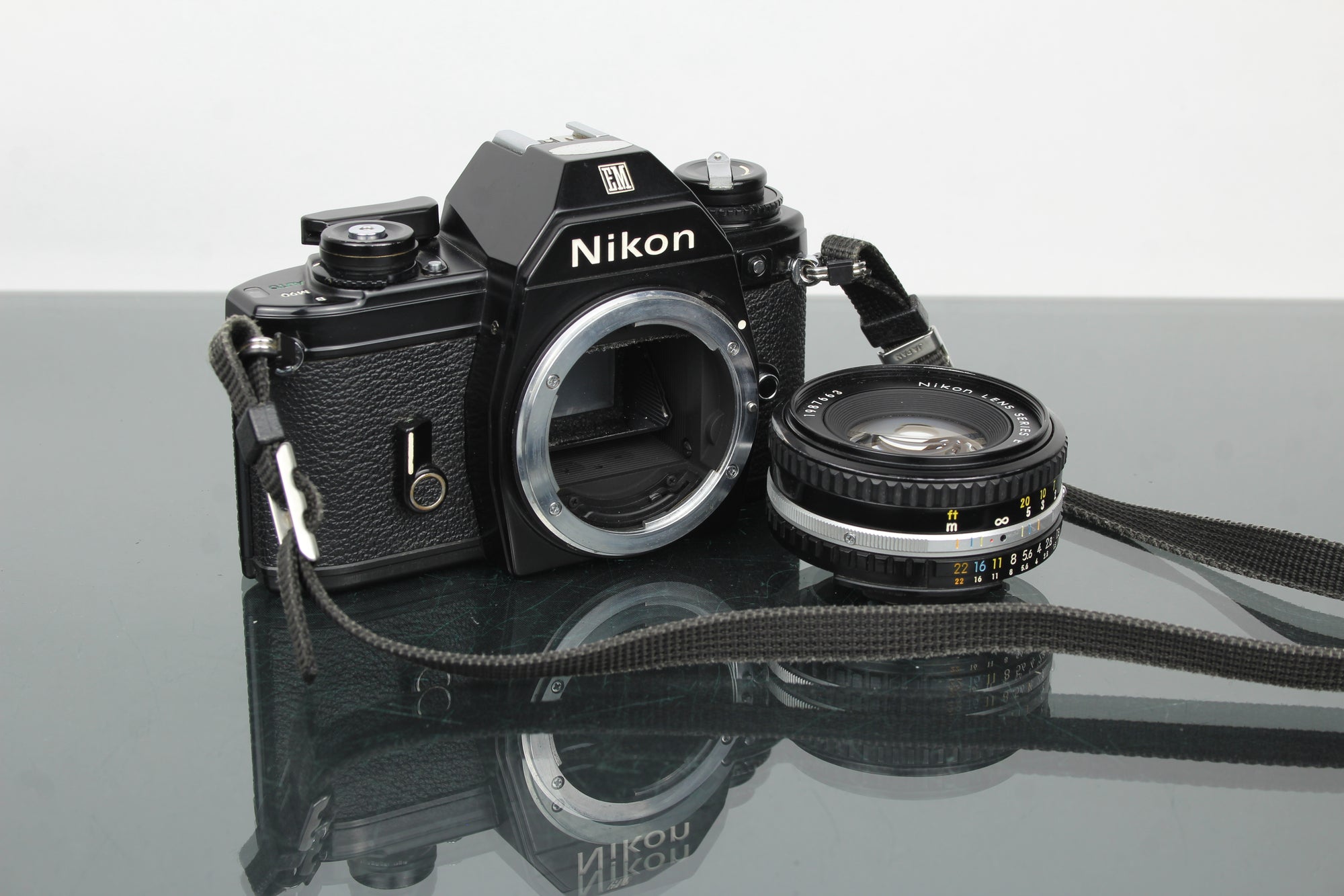 Nikon EM + 50mm 1:1.8 Series E objektiv