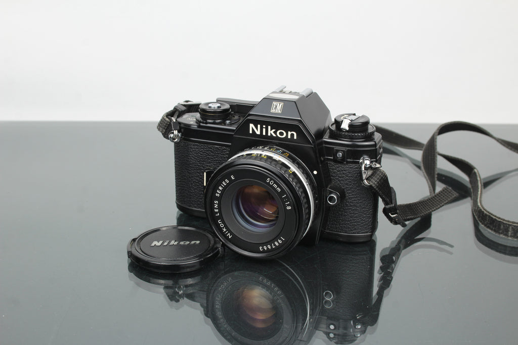 Nikon EM + 50mm 1:1.8 Series E objektiv