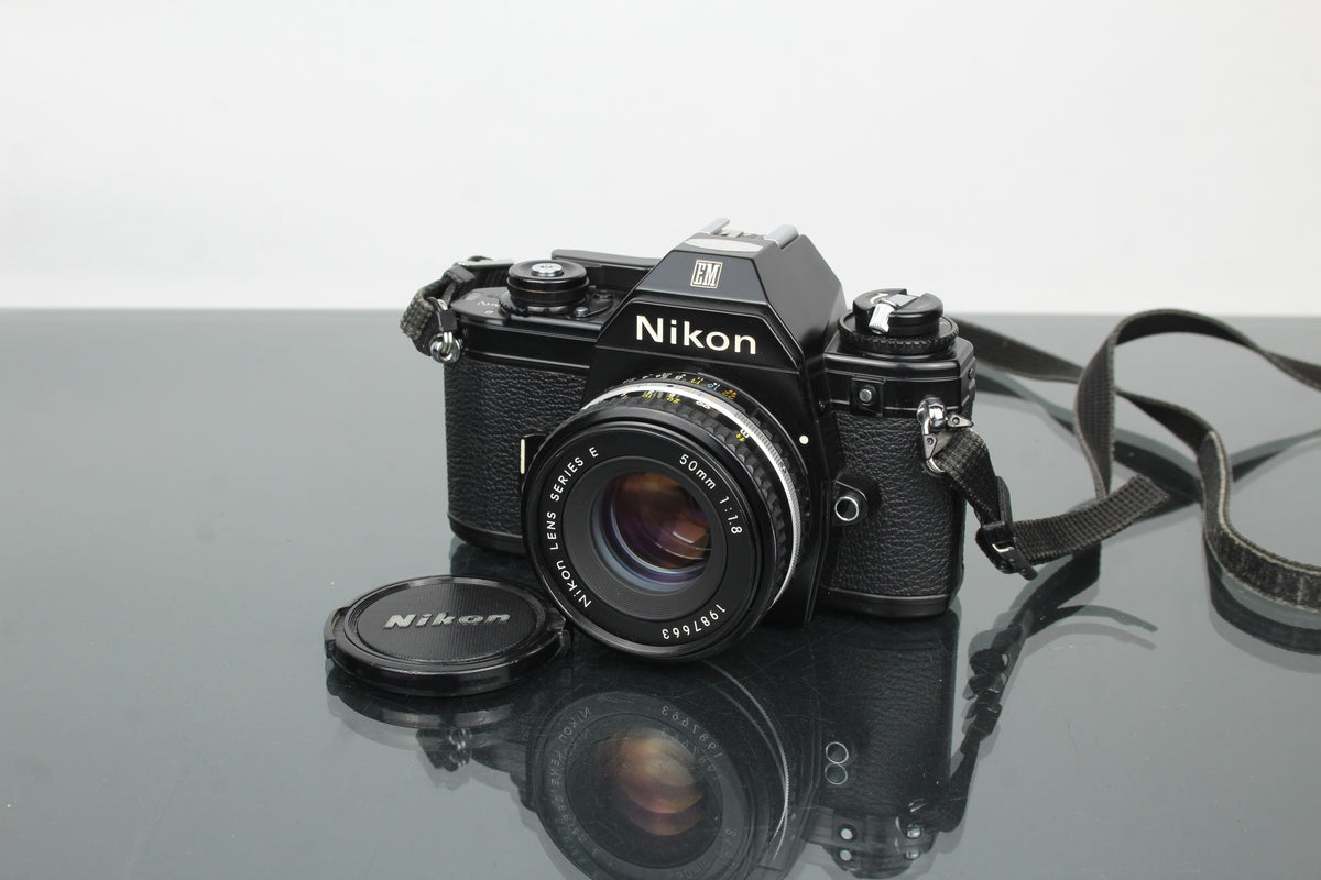 Nikon EM + 50mm 1:1.8 Series E objektiv