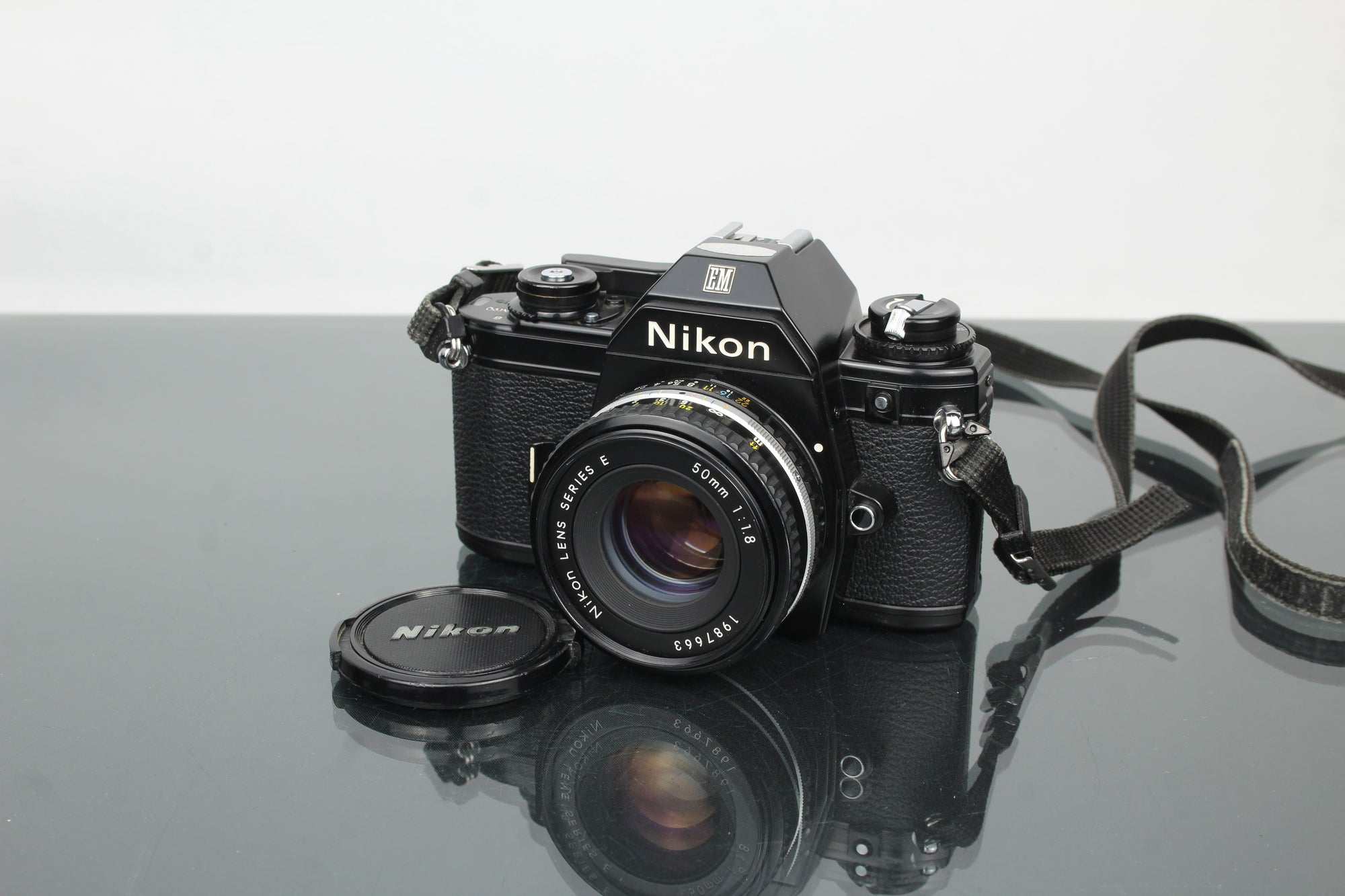 Nikon EM + 50mm 1:1.8 Series E objektiv