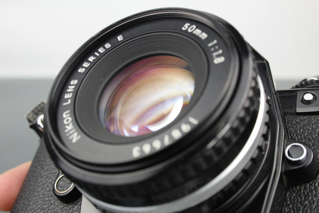 Nikon EM + 50mm 1:1.8 Series E objektiv
