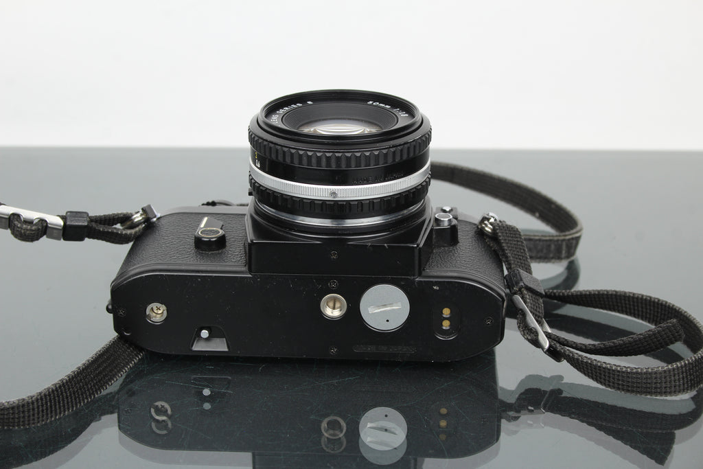 Nikon EM + 50mm 1:1.8 Series E objektiv