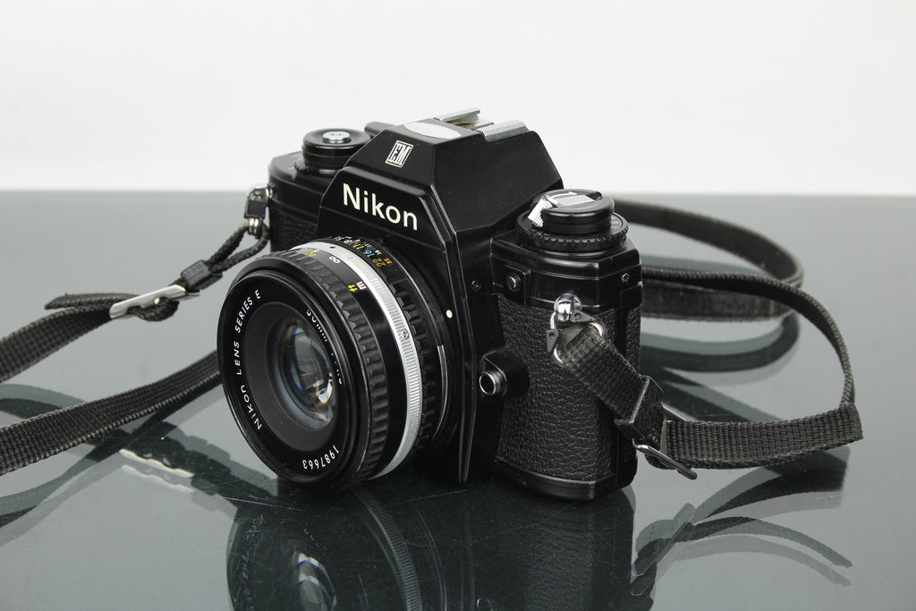 Nikon EM + 50mm 1:1.8 Series E objektiv