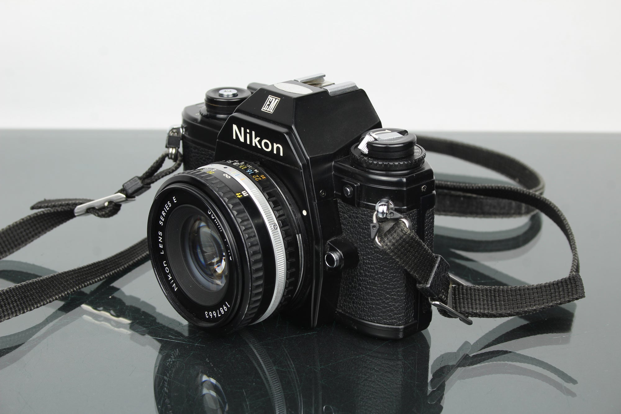 Nikon EM + 50mm 1:1.8 Series E objektiv