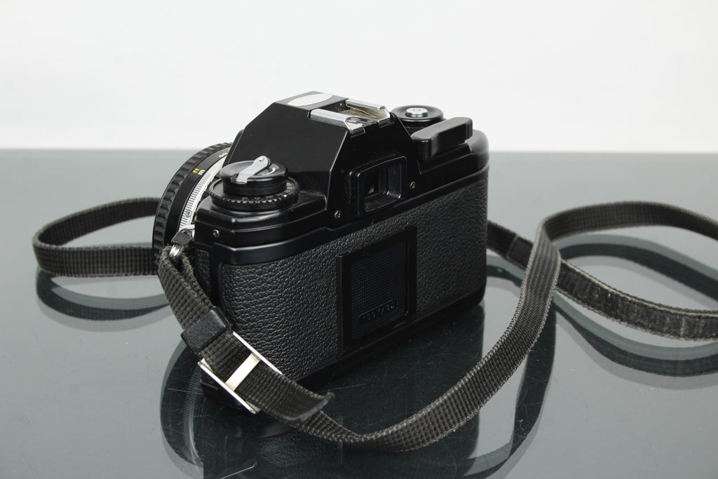 Nikon EM + 50mm 1:1.8 Series E objektiv
