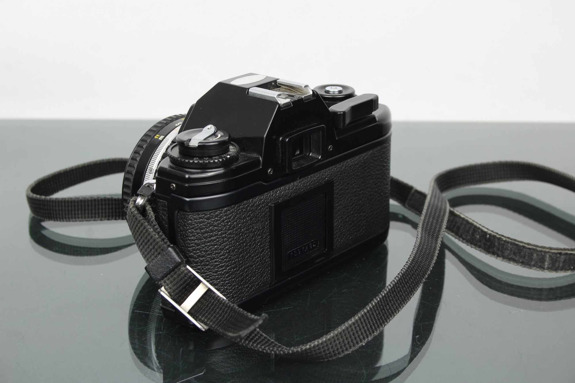 Nikon EM + 50mm 1:1.8 Series E objektiv