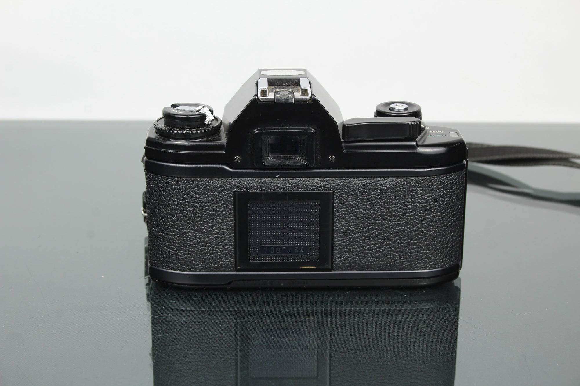 Nikon EM + 50mm 1:1.8 Series E objektiv