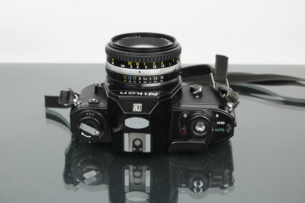 Nikon EM + 50mm 1:1.8 Series E objektiv