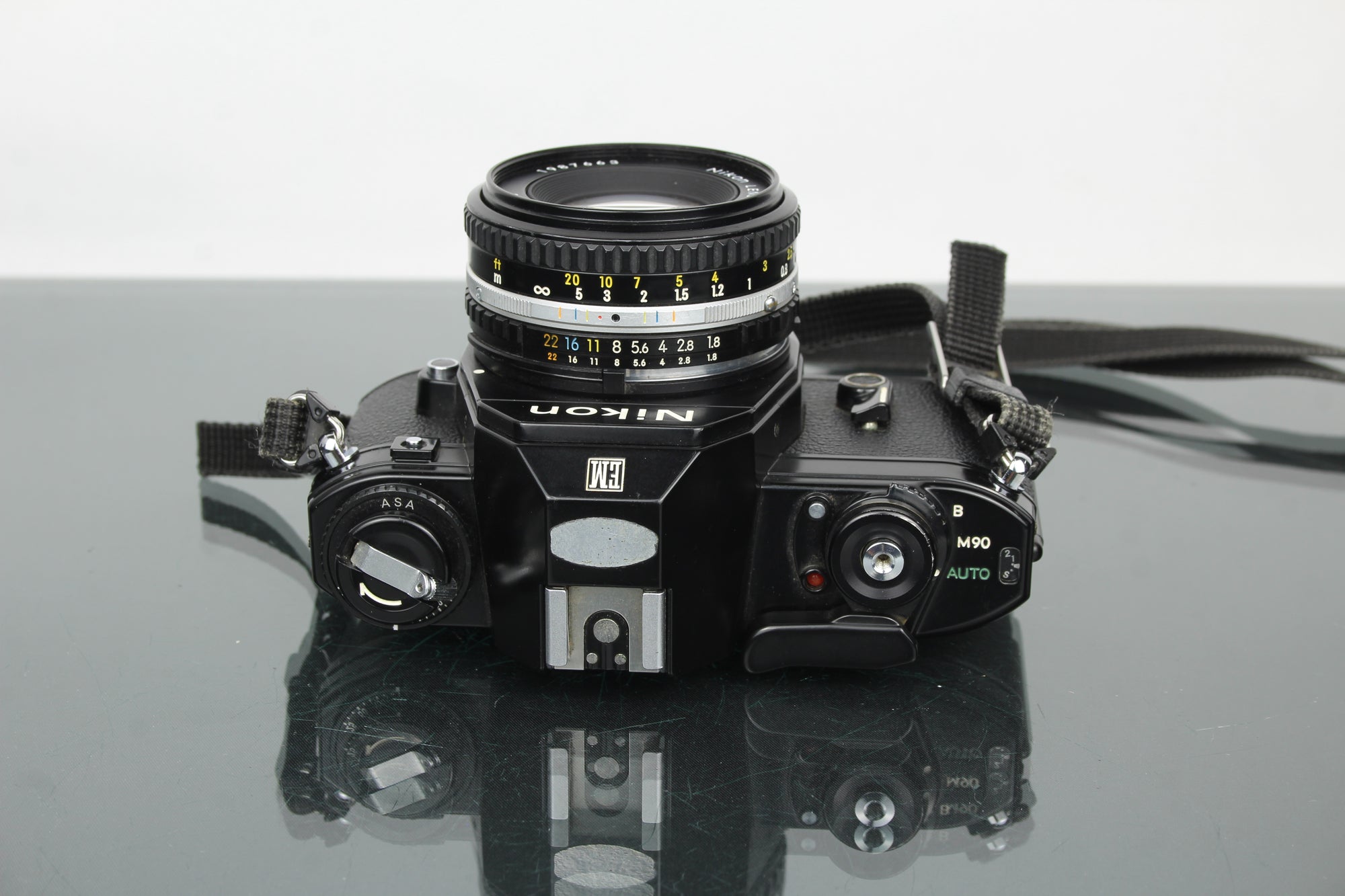 Nikon EM + 50mm 1:1.8 Series E objektiv