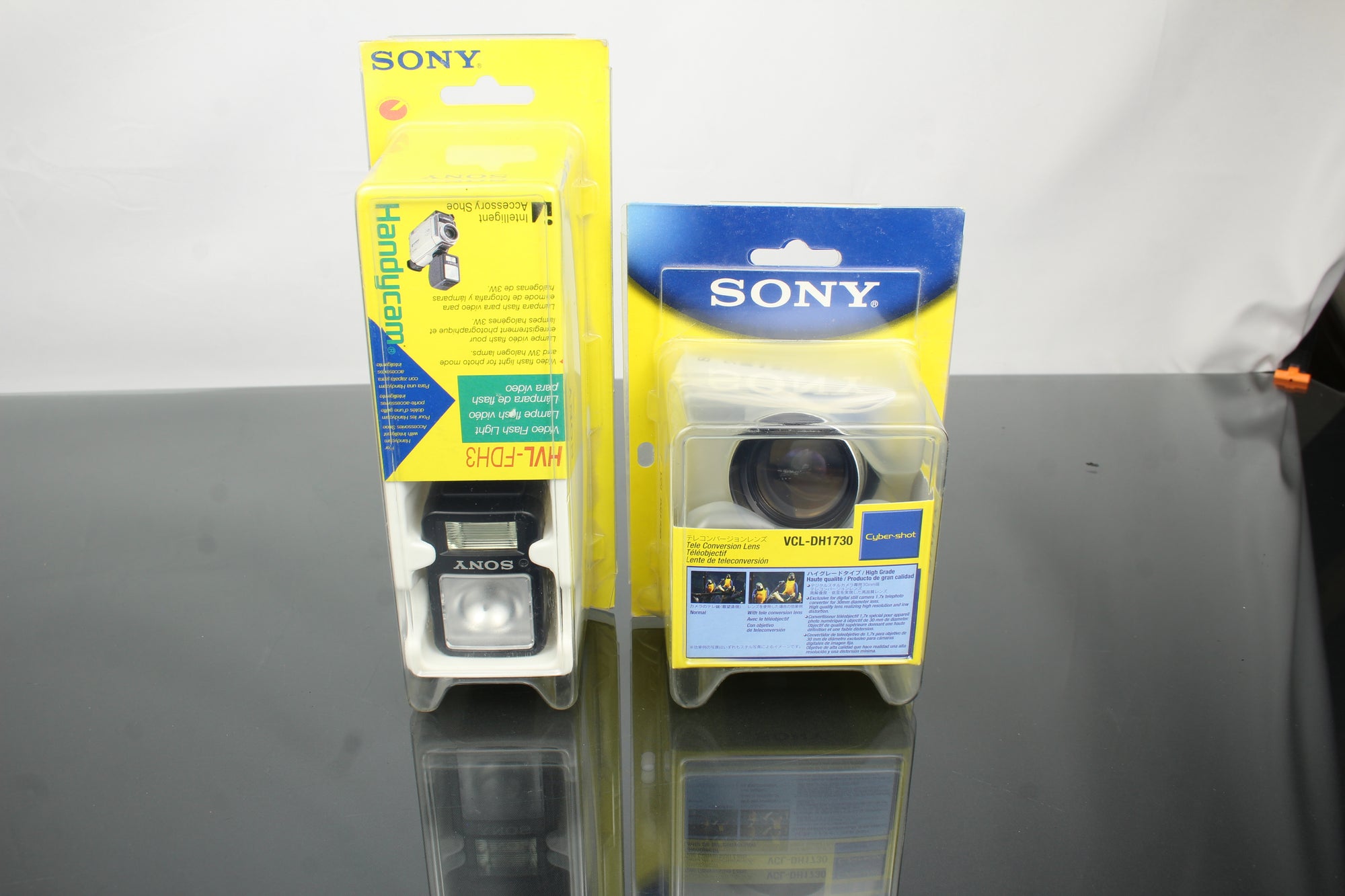Sony HVL-FDH3 blixt + Sony VCL-DH1730 telekonverteringslins