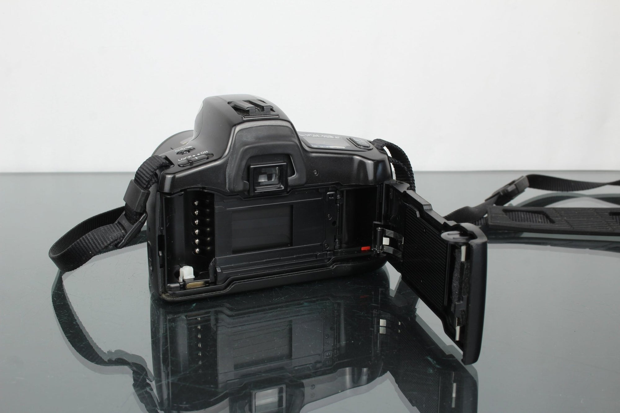 Minolta Dynax 300si + Minolta AF Zoom 28 - 85mm 1:3.5(22) - 4.5 - Dutch|Thrift