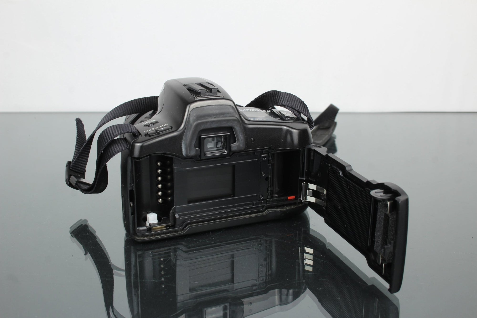 Minolta Maxxum 300si + Minolta AF Zoom 28 - 80mm - Dutch|Thrift