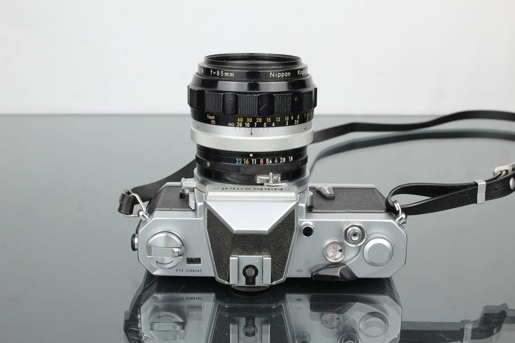 Nikkormat + Nikkor - H Auto 1:1.8 f=85mm - Dutch|Thrift