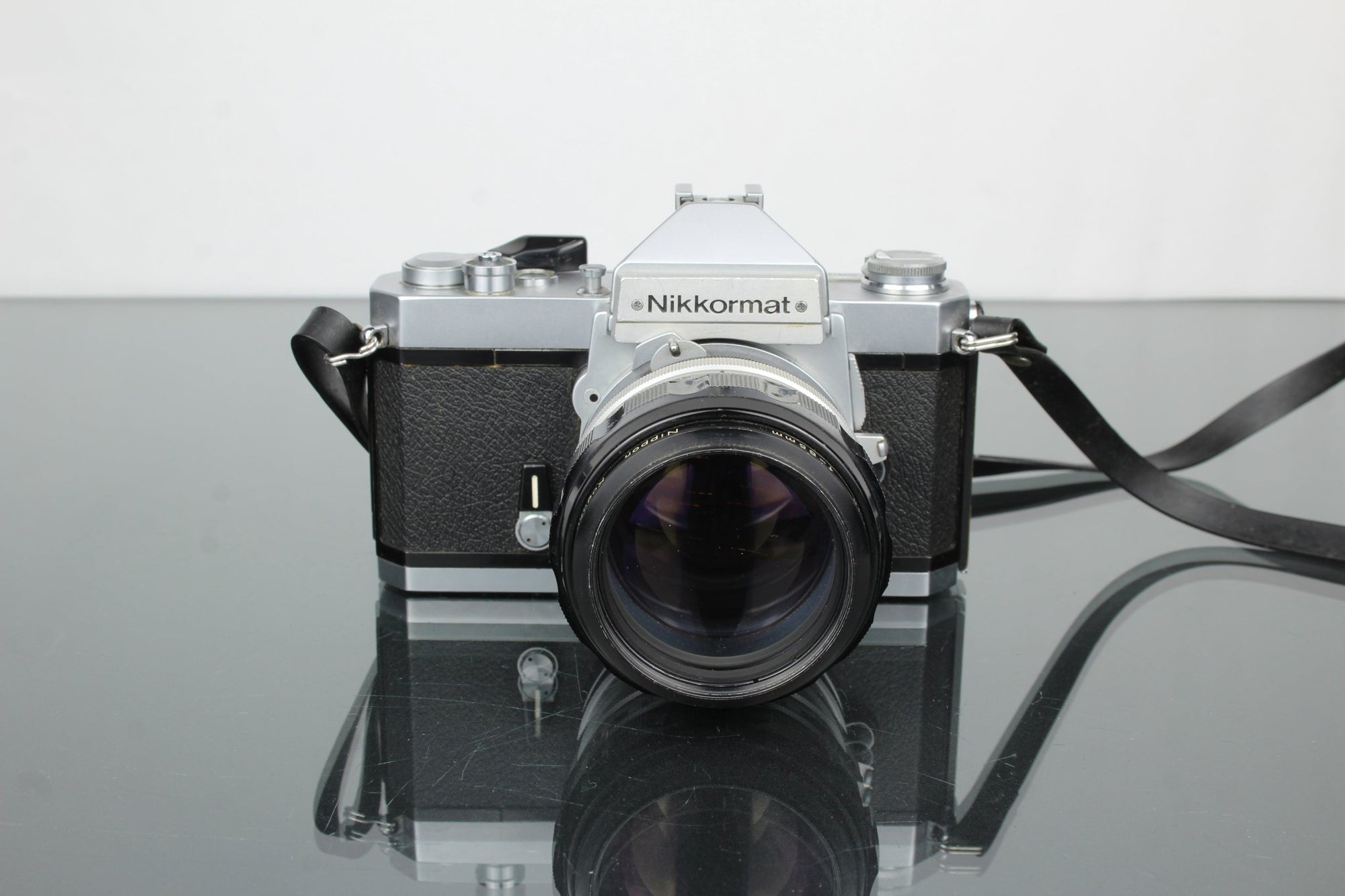 Nikkormat + Nikkor - H Auto 1:1.8 f=85mm - Dutch|Thrift