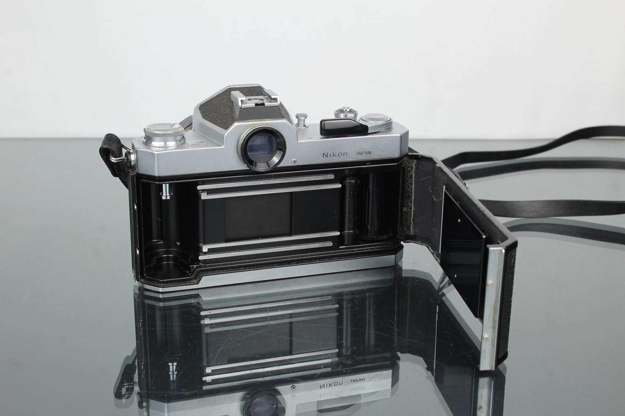 Nikkormat + Nikkor - H Auto 1:1.8 f=85mm - Dutch|Thrift